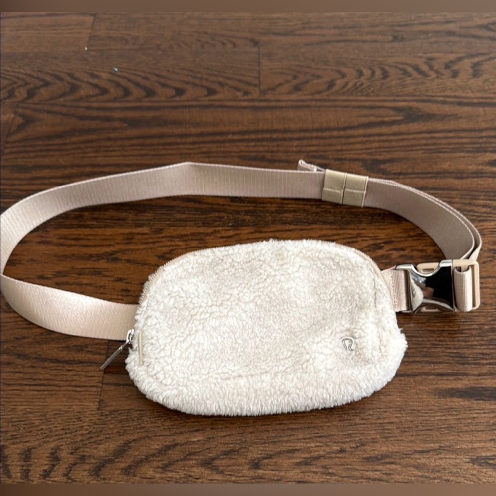 Lululemon like new Cream Sherpa Belt Bag